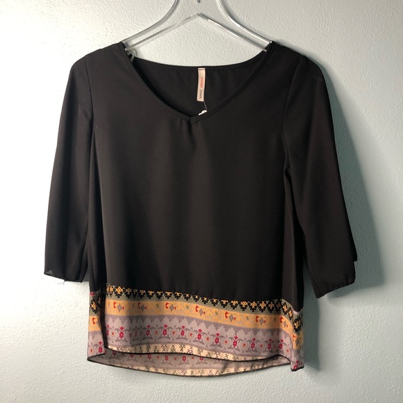 Boutique Tops - 🌸 Boutique | black top with colored trim